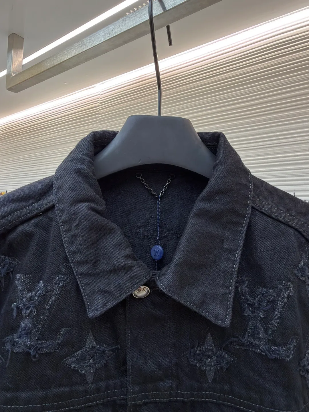 LOUIS VUITTON washed ripped denim jacket ●Authentic product: Purchased and developed by 25703 ●Item number: 1682311-B95 ●Fabric: pure cotton exclusive denim material ●Technology: laser burning ●Version: fitted version ●Weight: about 1205 grams ●Size: 48-59-52-54 ●Description: This destroyed detail is really cool. This washed denim truck elevates a classic silhouette with contrasting Monogram detailing front and rear, crafted with an edgy tear effect. This mid-season piece is effortlessly layered and can be worn with matching accessories for an on-trend look.